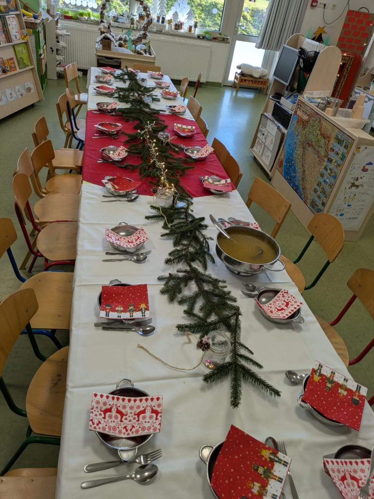 BOŽIĆNI DOMJENAK NAŠIH GUSJENICA